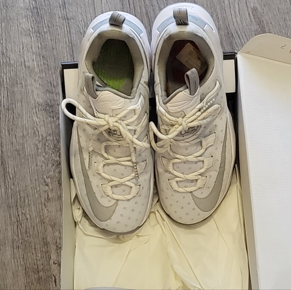 Nike LeBron James - Picture 2 of 7